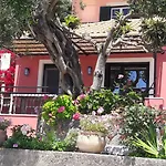 Rapanos Apartments
